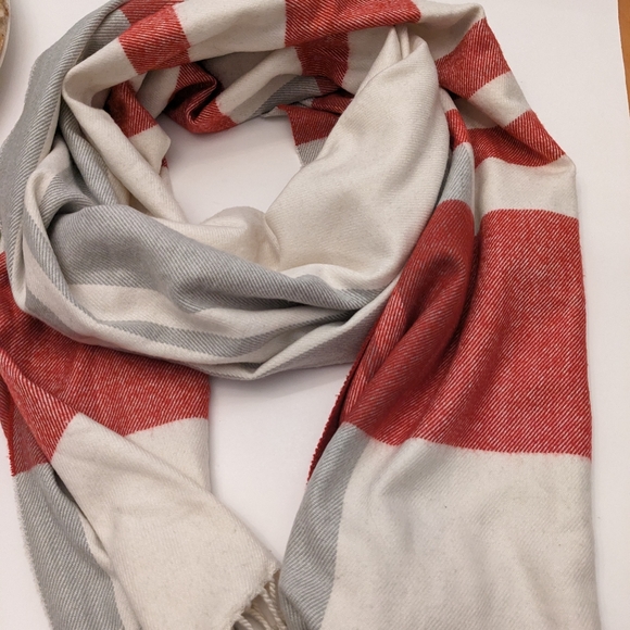 Plaid Gap blanket scarf - Picture 6 of 9